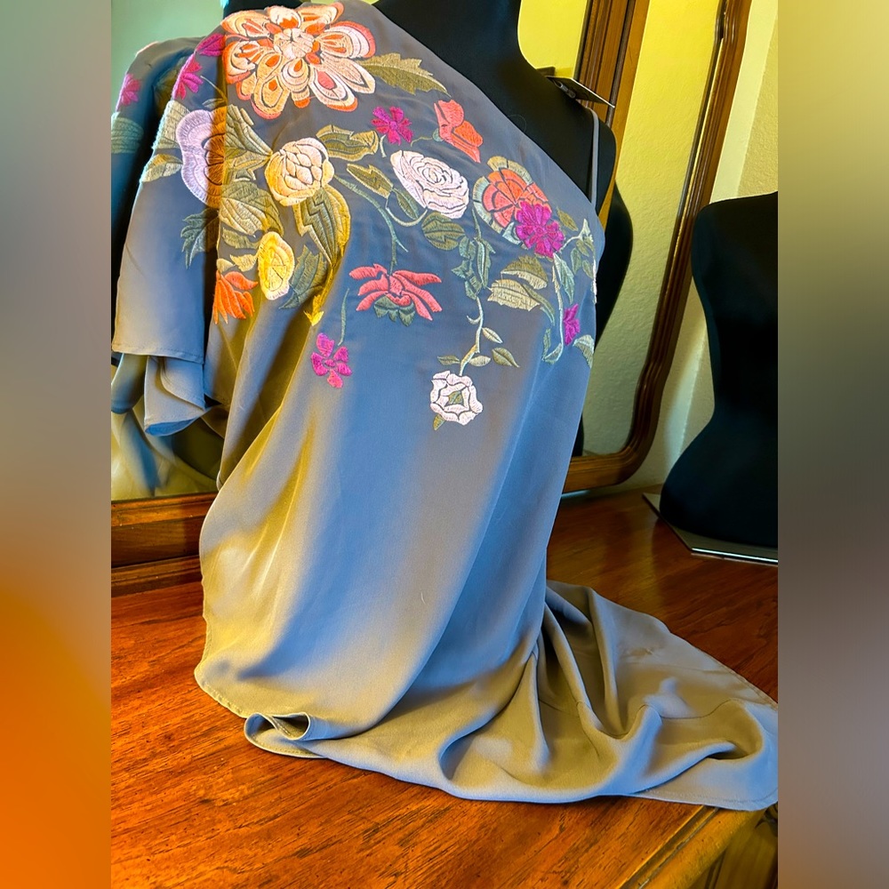 Gimmicks off the shoulder gray top with embroidered flowers. NWTS. Size 8